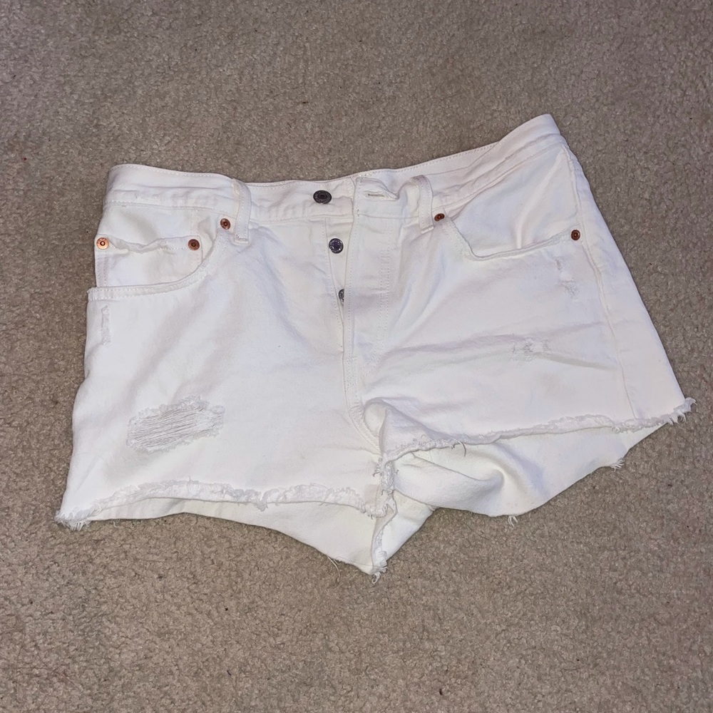 White Levi’s shorts